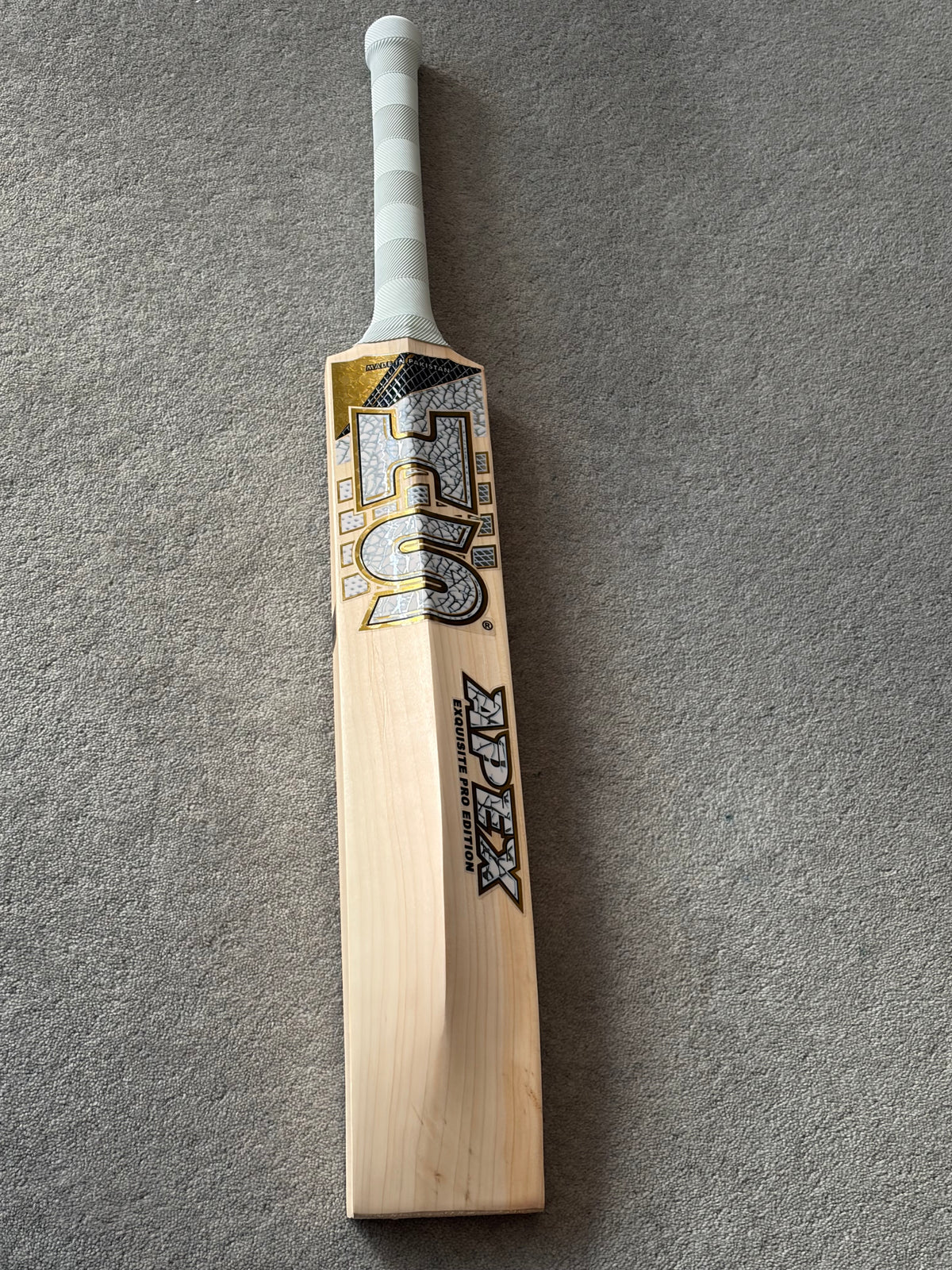 HS Apex Cricket Bat (2lb 10oz)