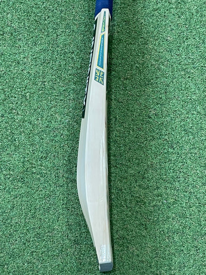 Used Infinity Signature Cricket Bat (2lb 12oz)