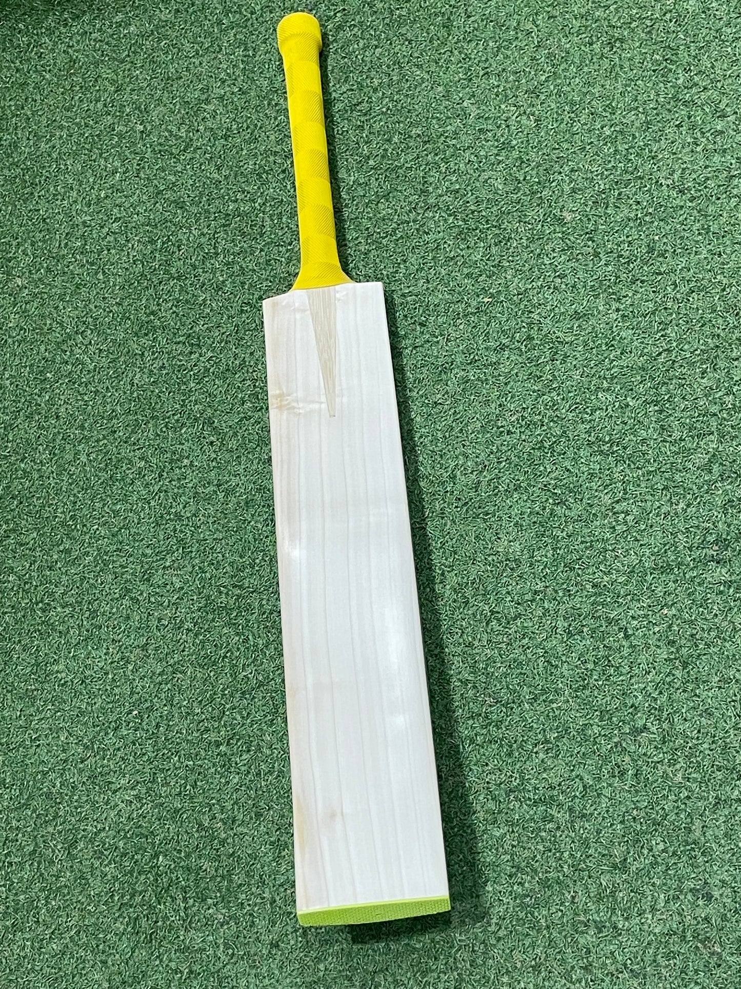 Cricket Station Plain Grade Two Cricket Bat (2lb 10oz)