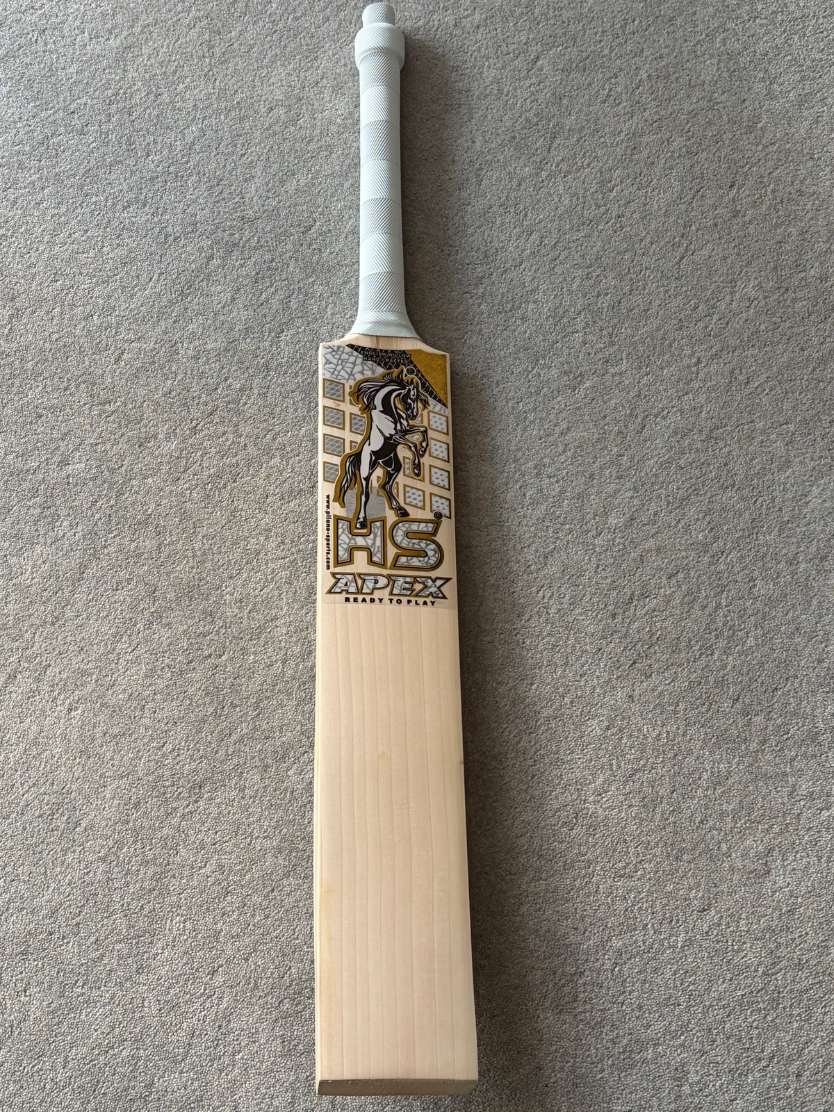 HS Apex Cricket Bat (2lb 10oz)