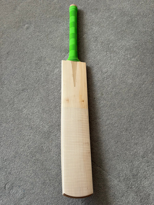 Plain High Grade UK Made Cricket Bat (2lb 9oz)