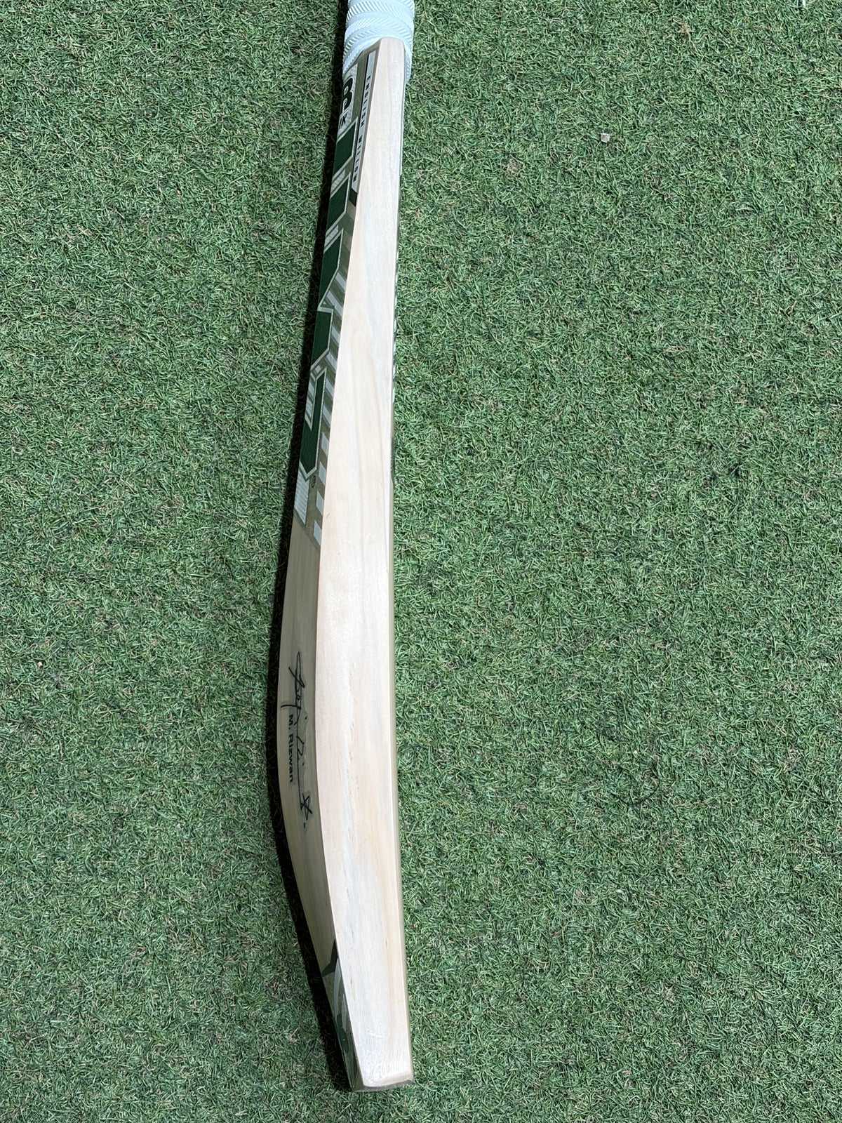MB Malik Mohammed Rizwan Players Cricket Bat (2lb 7oz)