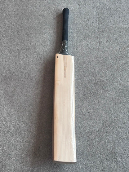 Plain Laminate Cricket Bat (2lb 8oz)