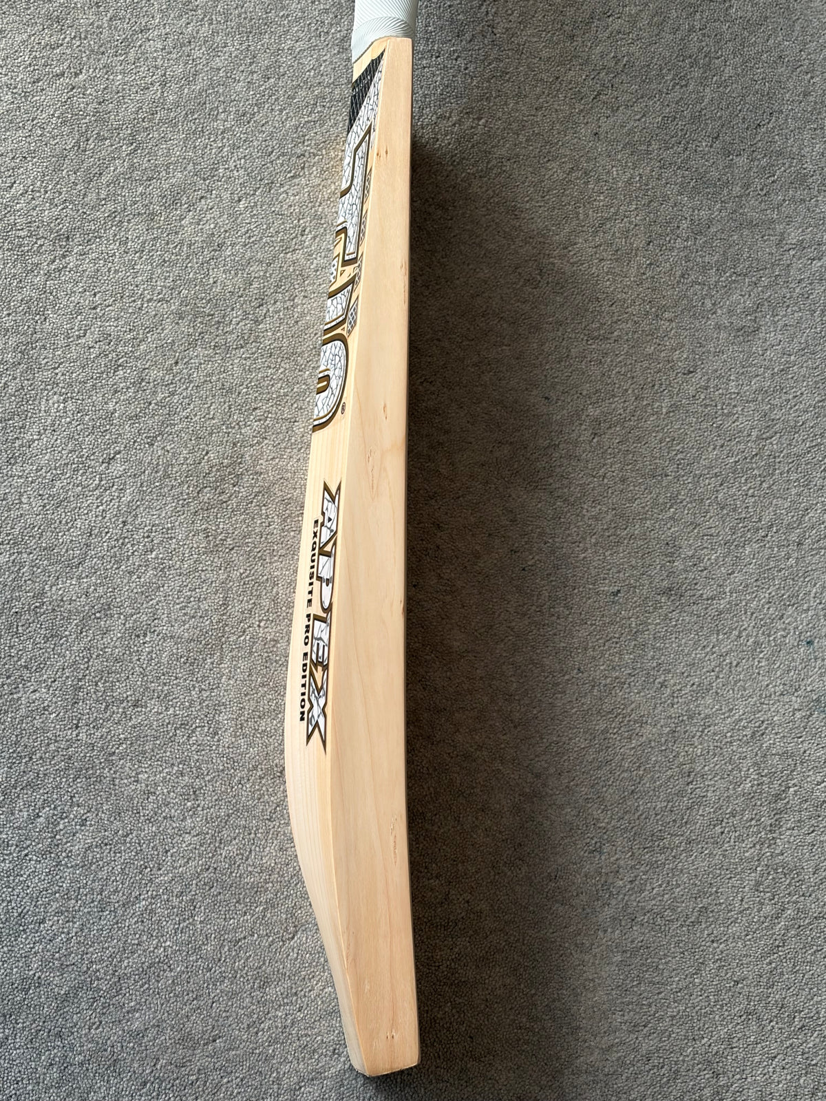HS Apex Cricket Bat (2lb 10oz)