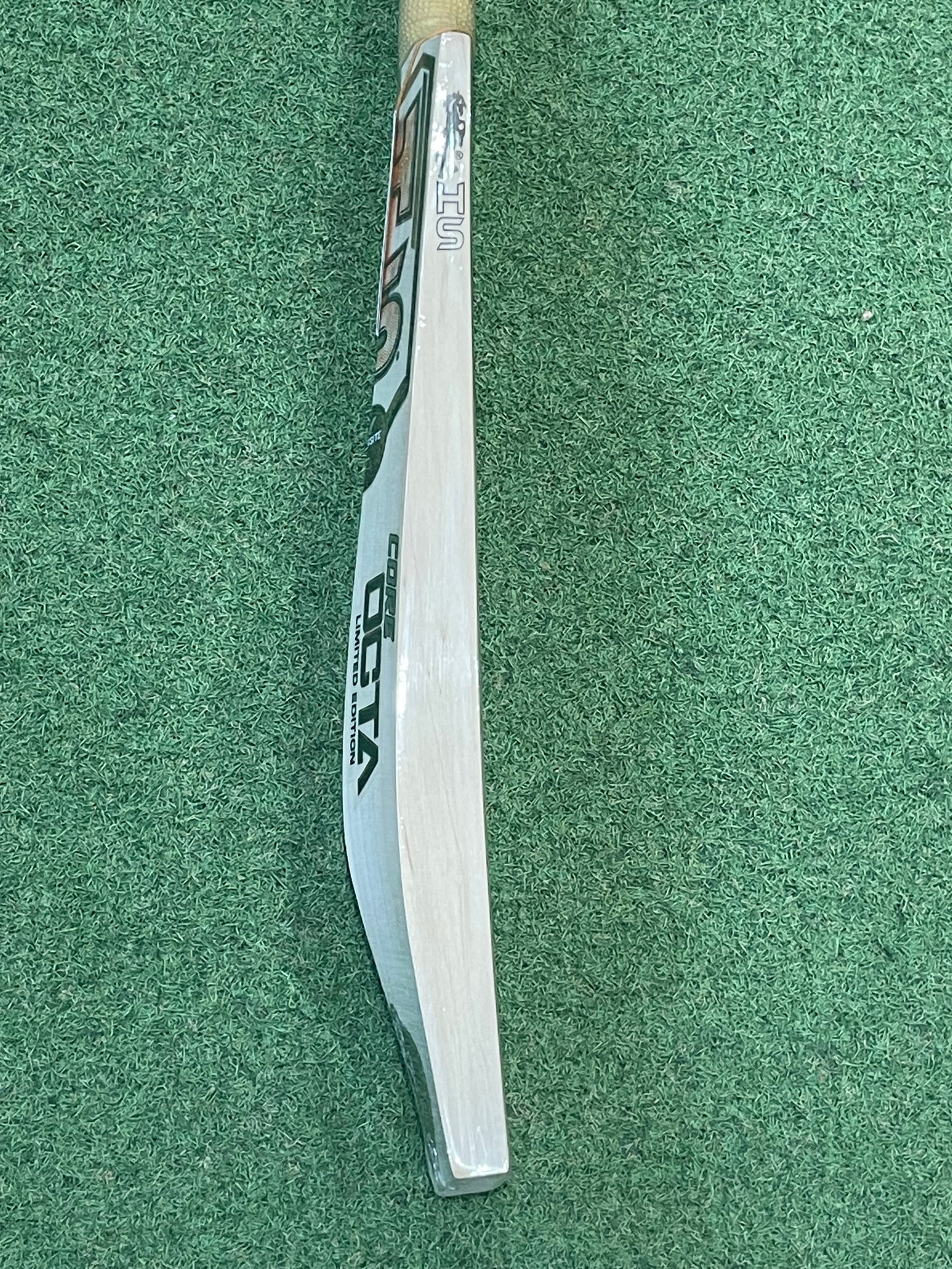 HS Core Octa Limited Edition Cricket Bat (2lb 10oz)