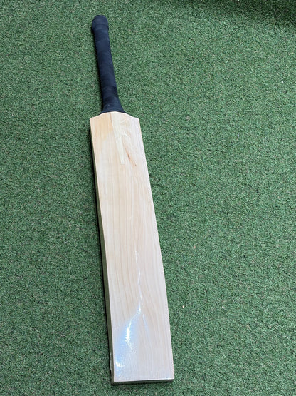 MB Malik UMZ Plain Cricket Bat (2lb 9oz)