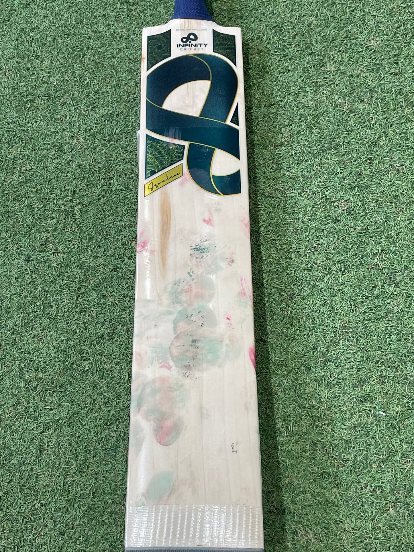 Used Infinity Signature Cricket Bat (2lb 12oz)