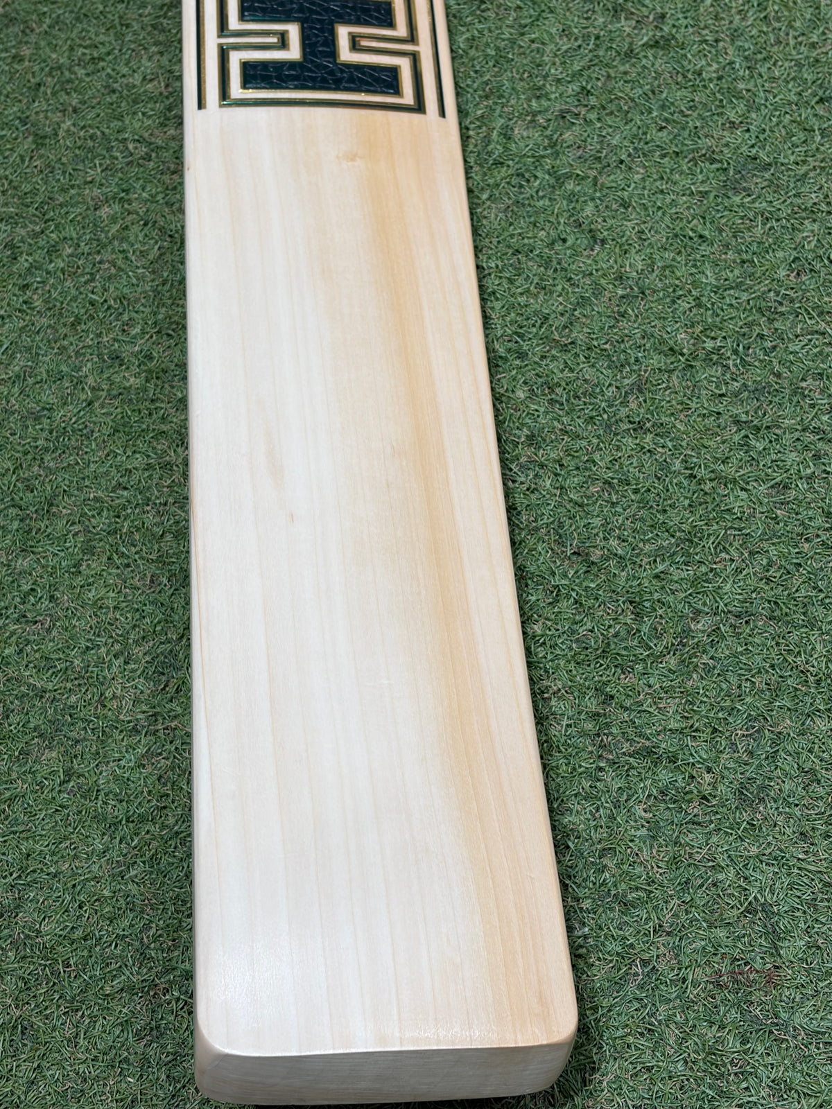 Hell 4 Leather (H4L) Pro Grade Cricket Bat (2lb 10oz)