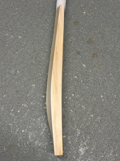 Plain Grade 1 UK Made Cricket Bat (2lb 10oz)