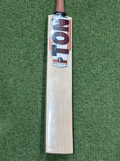 Ton Gutsy Harrow Junior Cricket Bat (2lb 5oz)