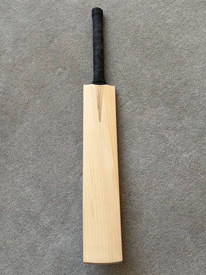 Plain Players UK Made Cricket Bat (2lb 8oz)
