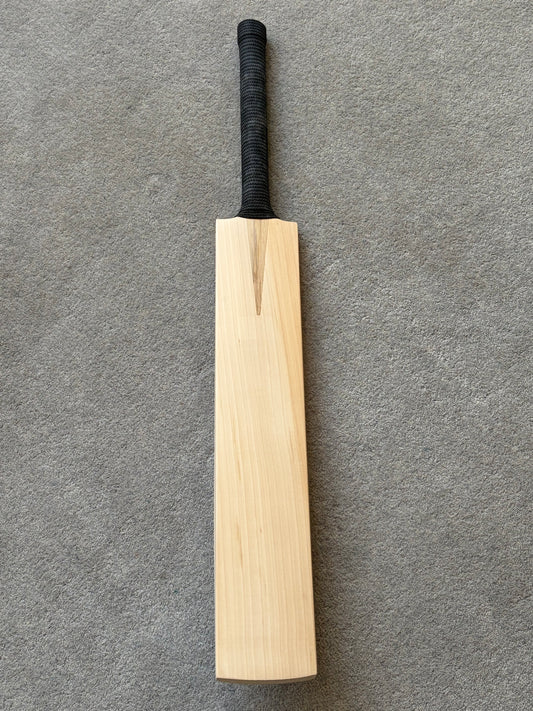 Plain Players UK Made Cricket Bat (2lb 8oz)