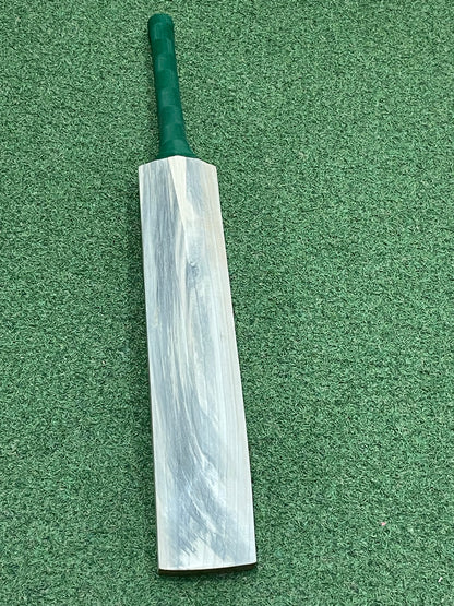 MB Malik Plain Cricket Bat (2lb 8oz)