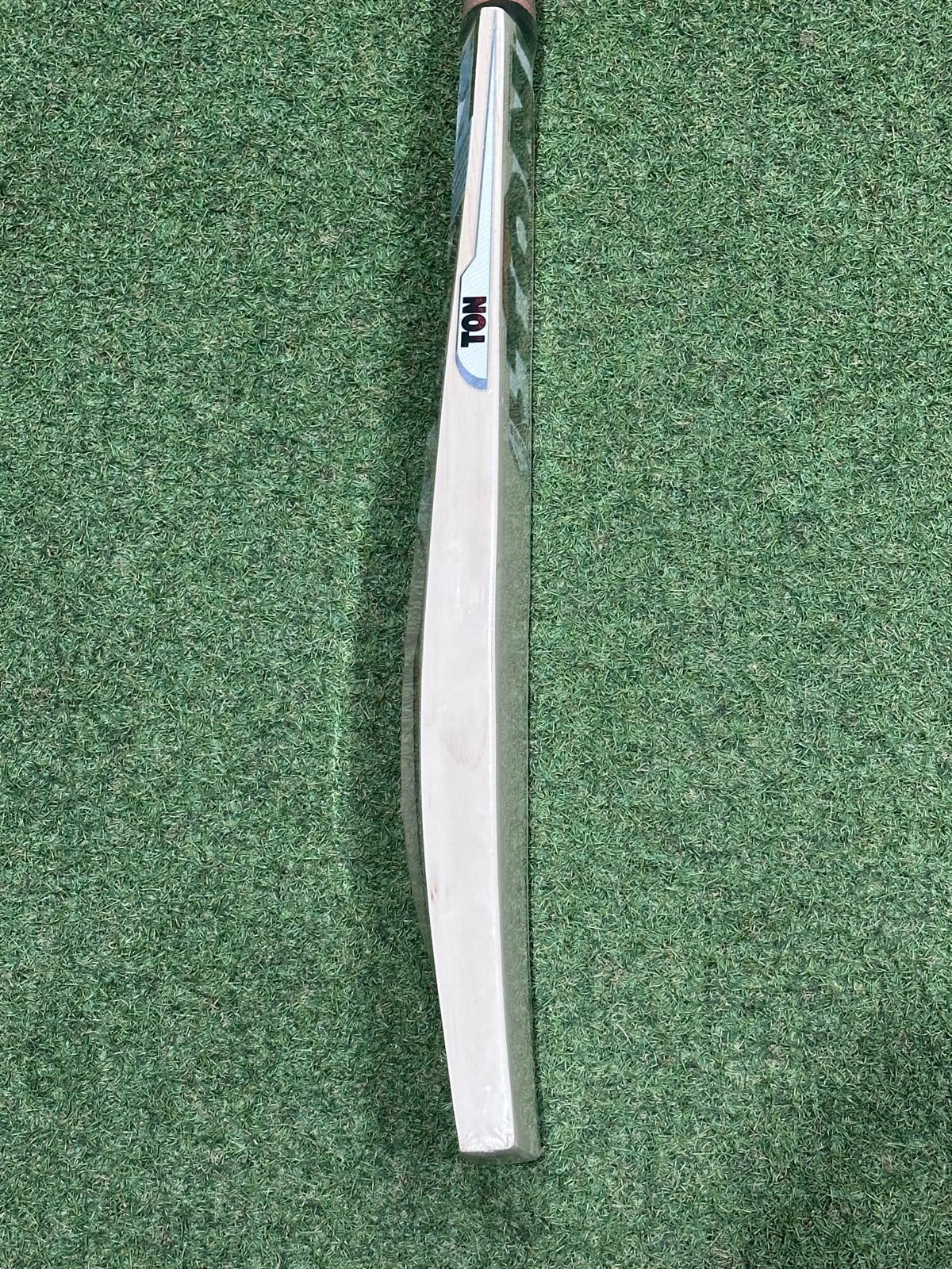 Ton Gutsy Harrow Junior Cricket Bat (2lb 5oz)