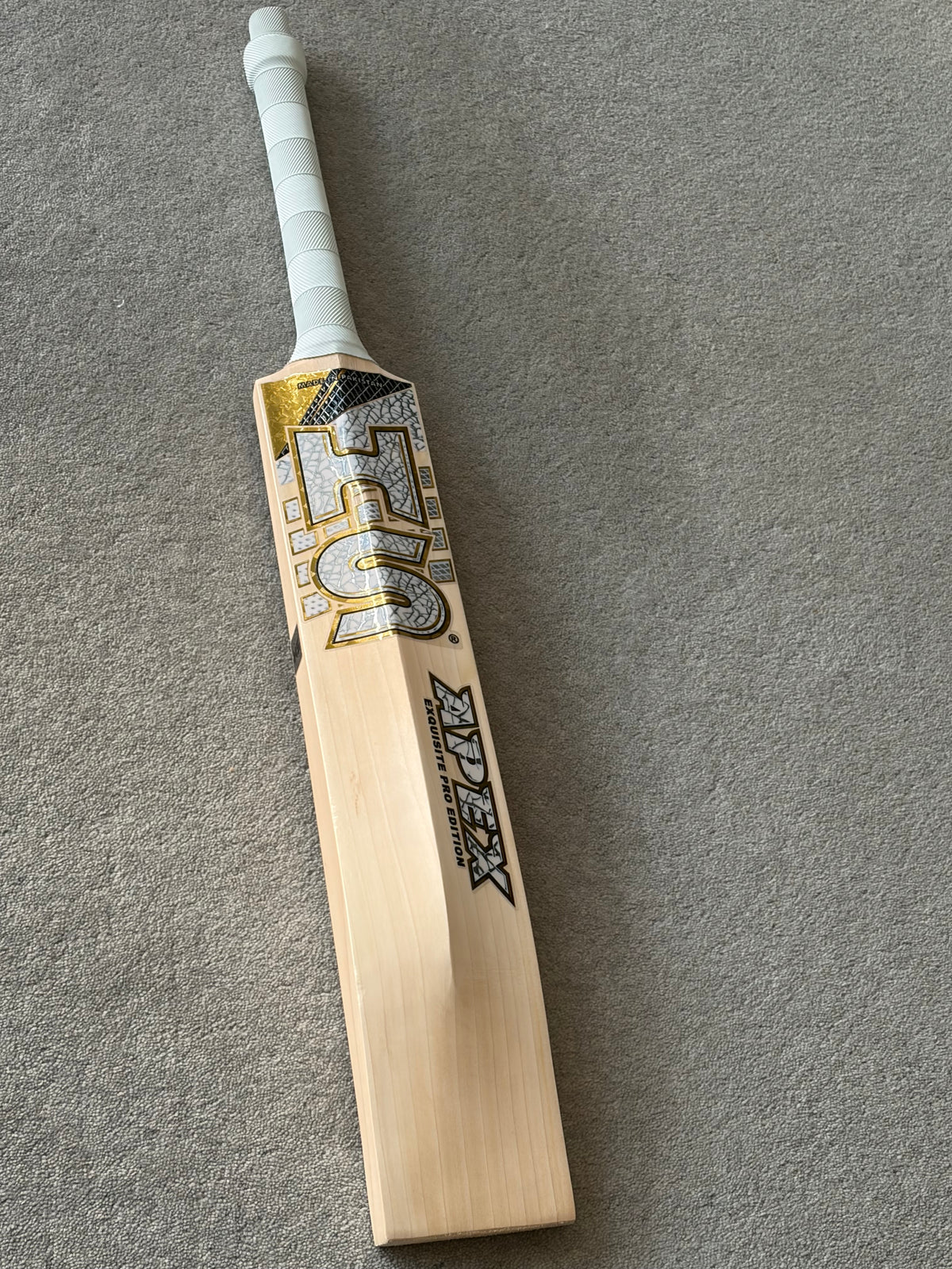 HS Apex Cricket Bat (2lb 10oz)