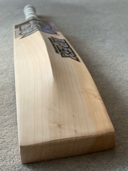 HS Apex Cricket Bat (2lb 10oz)