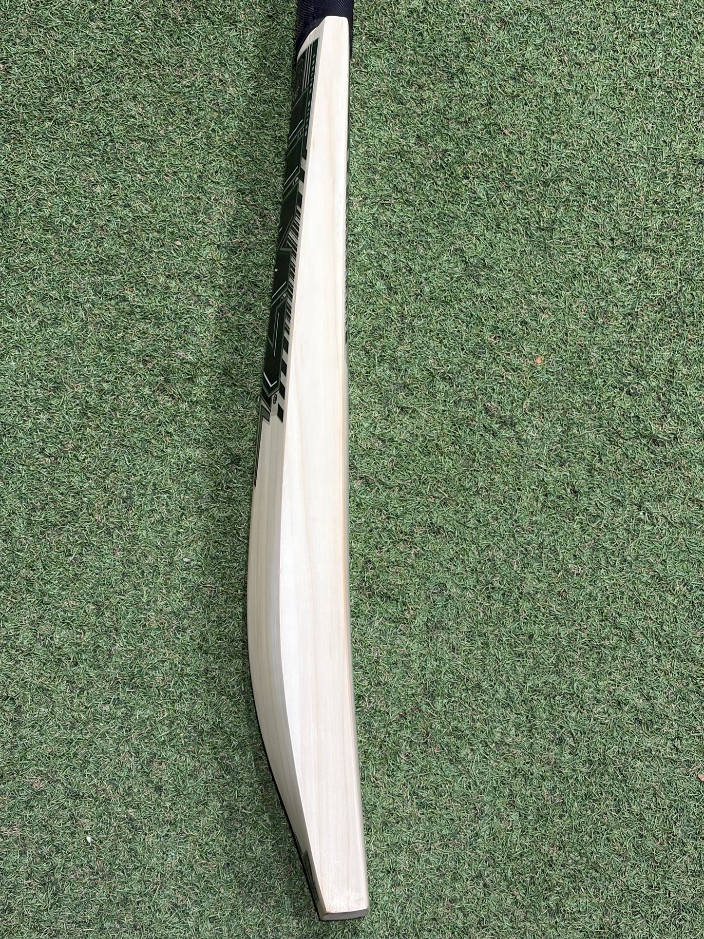 MB Malik Awais Awan Players Cricket Bat (2lb 9oz)