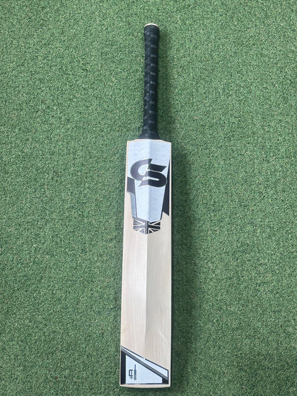 Cricket Station Brett Louis D’Oliveria Players Cricket Bat (2lb 11oz)