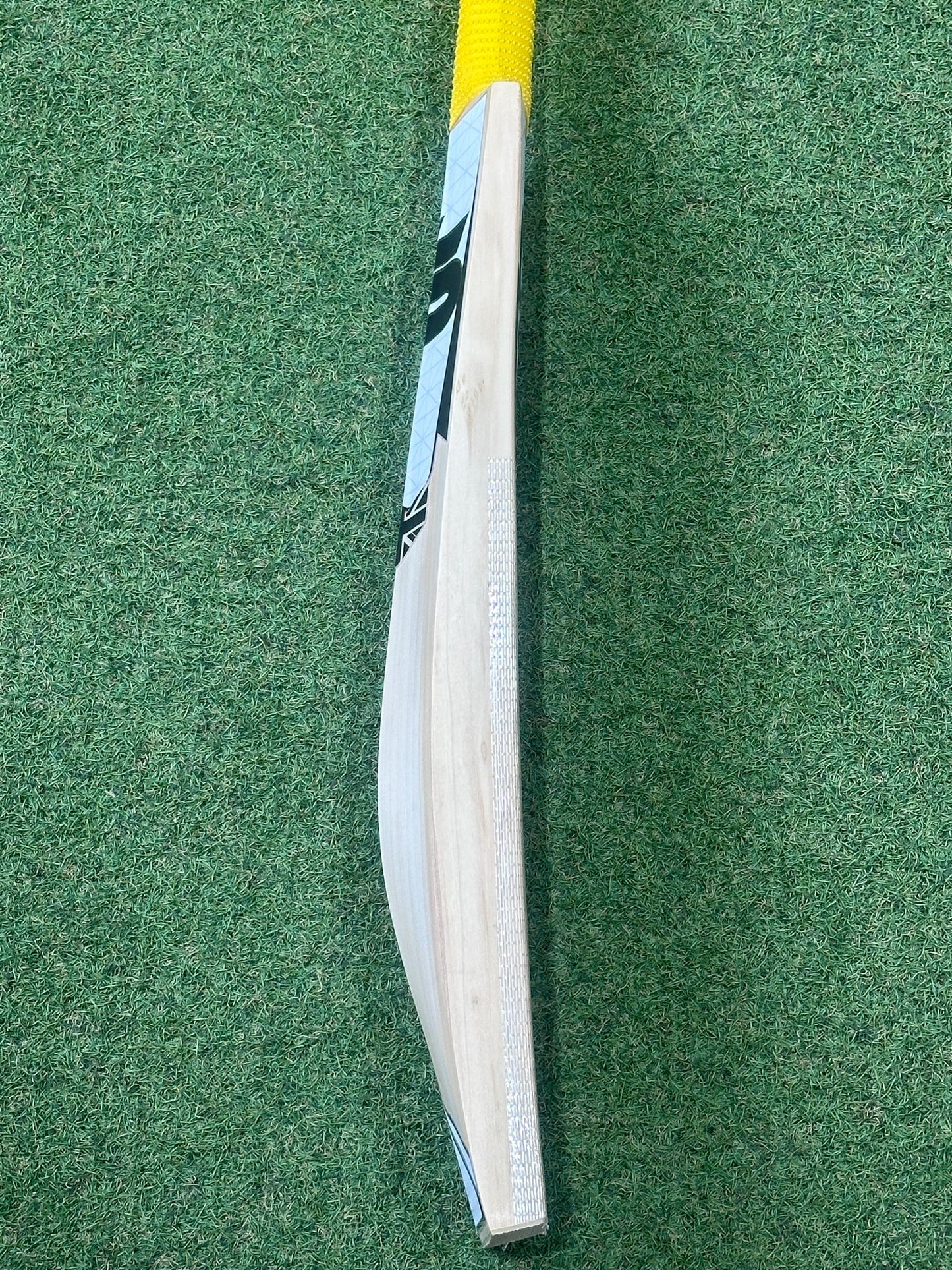 Cricket Station Brett Louis D’Oliveria Players Cricket Bat (2lb 10oz)