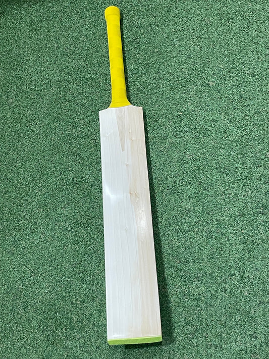 Cricket Station Plain Grade Two Cricket Bat (2lb 10oz)
