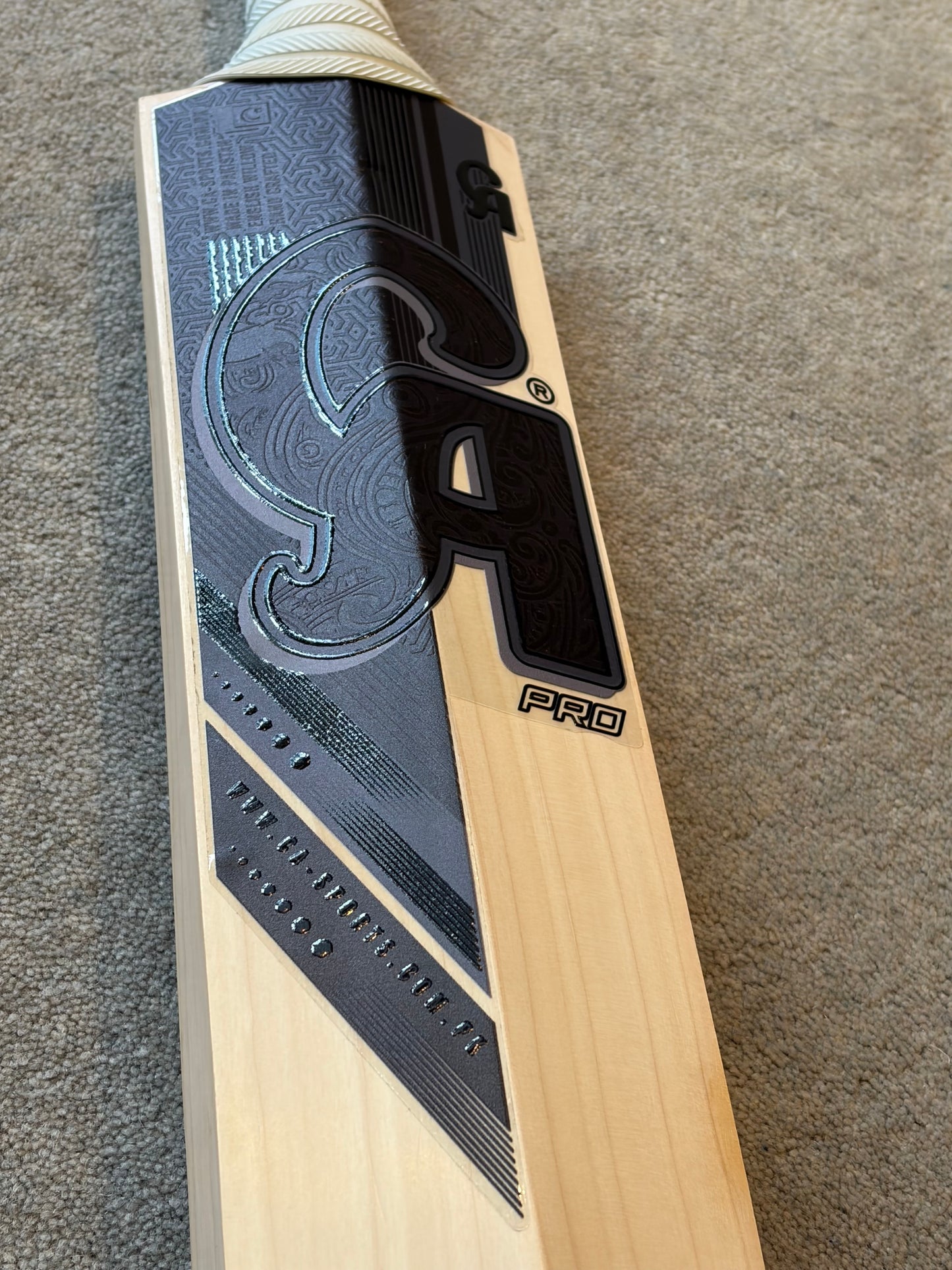 CA Pro Blackout Players Cricket Bat (2lb 10oz)